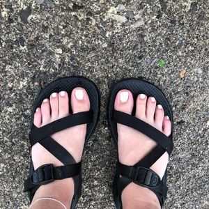 all black chaco’s women’s size 7